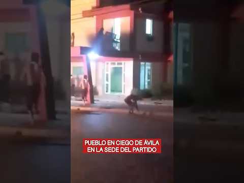 En Ciego de Ávila cubanos en la sede del Partido